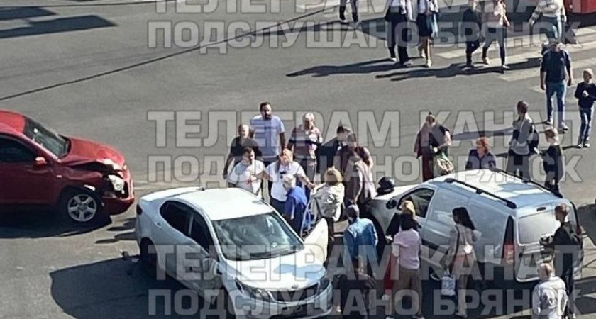 ДТП около «БУМ Сити»: водитель кроссовера рванул на красный свет и спровоцировал столкновение