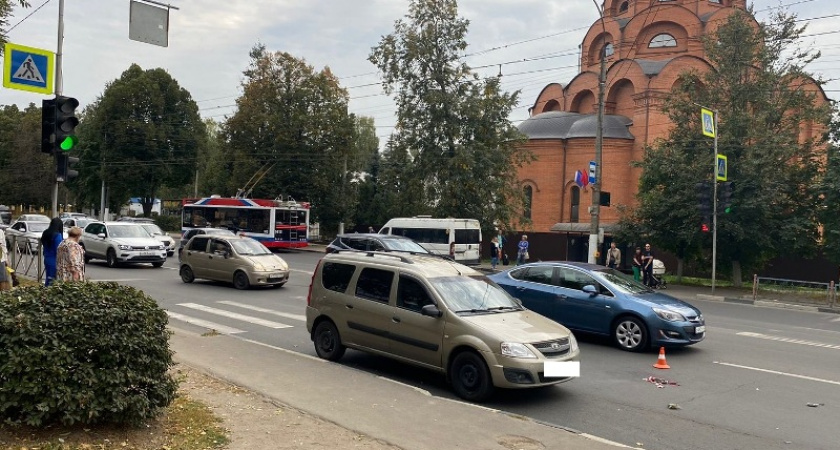 Молодая женщина попала под машину в Брянске, попытавшись перебежать на красный свет