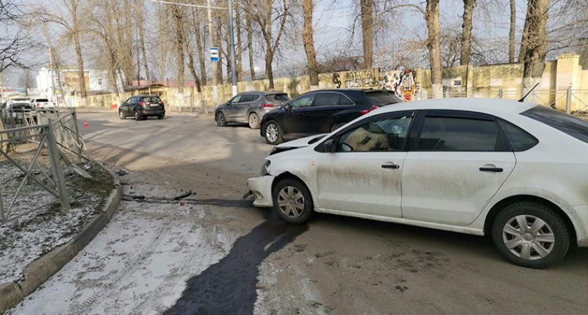 Неудачный манёвр: в ДТП в центре Брянска женщина-водитель получила ушиб позвоночника