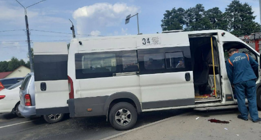 Маршрутка в Брянске врезалась в столб, травмированы 8 пассажиров
