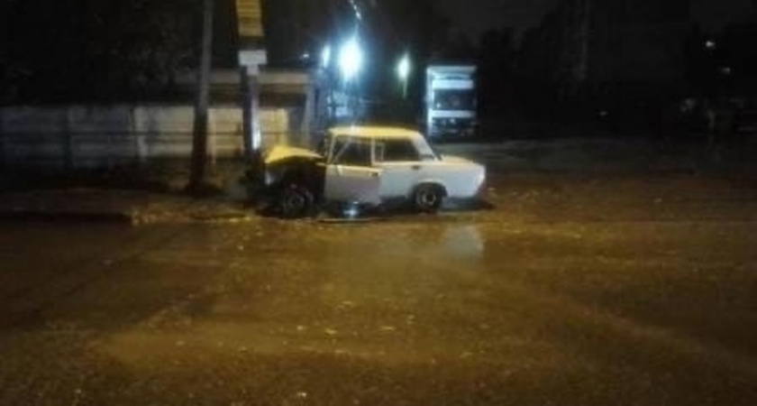 В Брянске «пятёрка» въехала в столб. У 17-летнего водителя сломана челюсть