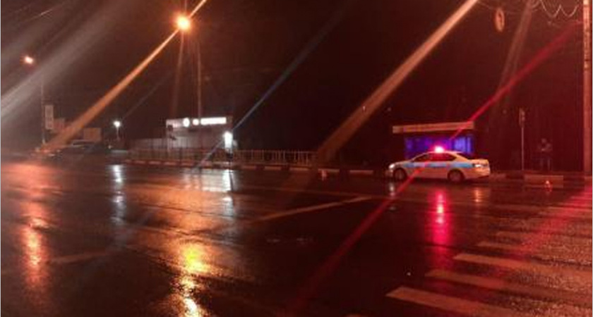 В Брянске пешеход перебегал дорогу на красный свет и угодил под колёса