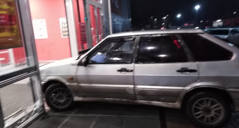 Легковой автомобиль въехал в супермаркет в Брянске