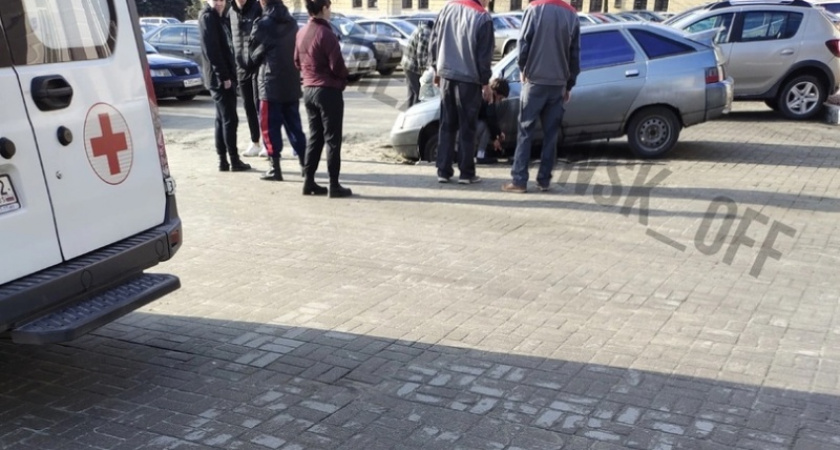 Легковой автомобиль провалился в яму на центральной площади Брянска