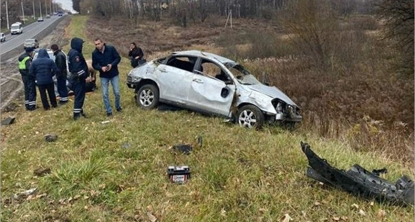 На смоленской трассе под Брянском спасали человека из покорёженного Nissan'a