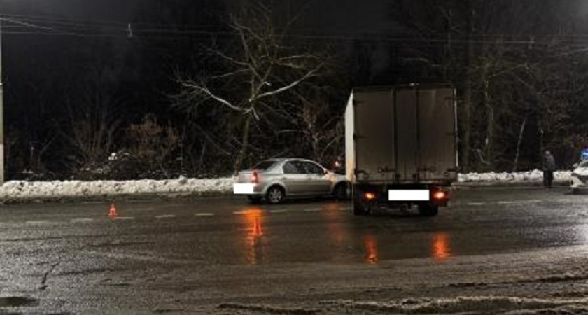 На брянской дороге Porsche Cayenne улетел в кювет. У двоих пассажиров переломы позвонков