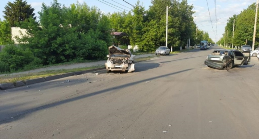 ДТП в Бежице: «Приора» в лоб протаранила иномарку у школы №14