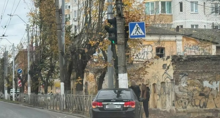 ДТП в Брянске: две машины не разъехались друг с другом, одна из них – со столбом