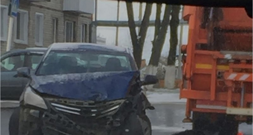 В центре Новозыбкова на свежевыпавшем снегу не разъехались мусоровоз и иномарка