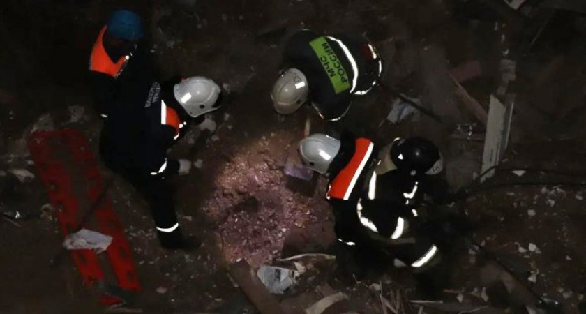Брянские спасатели продолжают ликвидировать последствия карстового провала в Вышкове