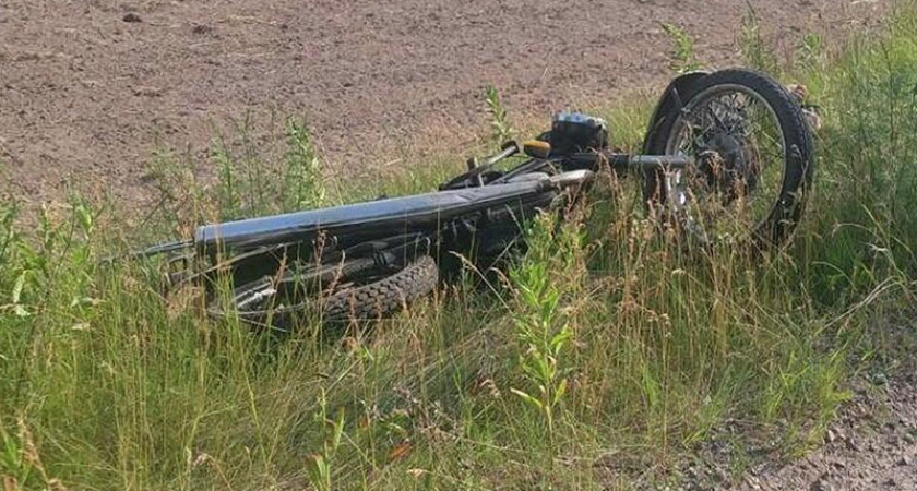 ДТП под Комаричами: пьяный «байкер» улетел в кювет и покалечил своего пассажира