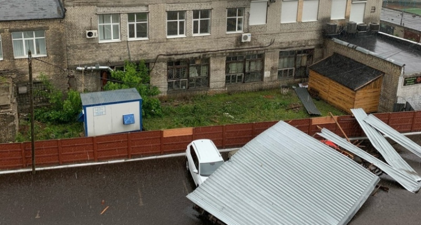 В Брянске сильный ветер сорвал крышу и обрушил её на припаркованные машины