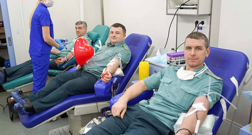 Брянские таможенники поделились кровью накануне своего праздника
