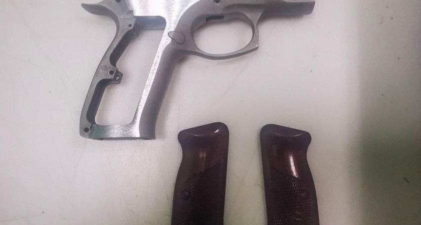 Брянские таможенники достали пистолет из пылесоса