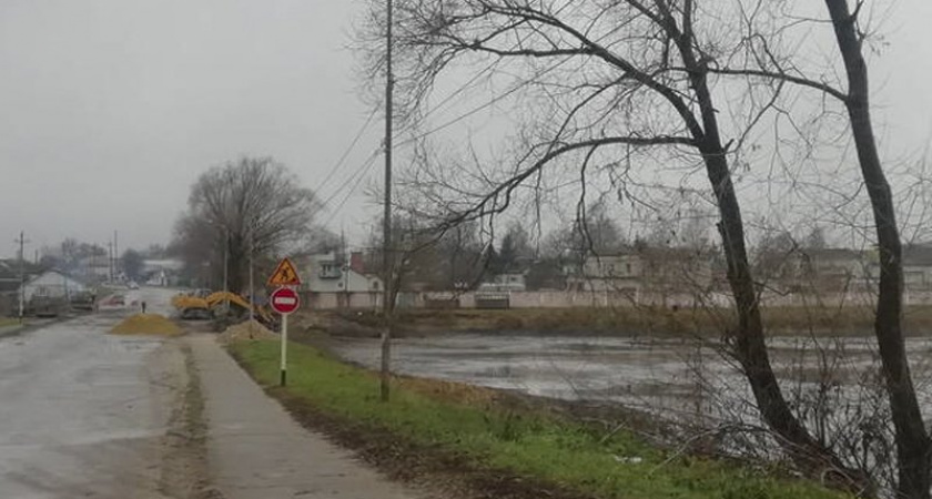 В Климово реконструируют дамбу и очистят озеро