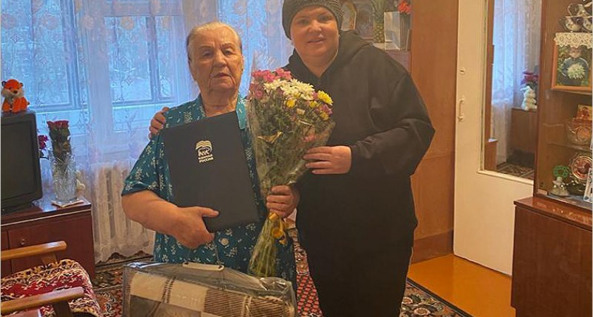 В Брянске поздравления с юбилеем получила старейший член партии «Единая Россия»