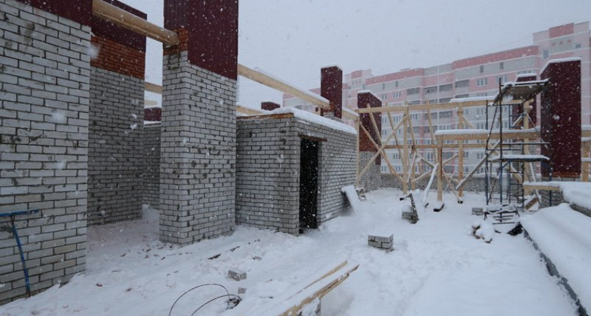 Детсад на улице Строкина в Брянске подводят под крышу