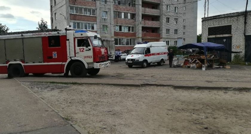 В Брянске мужчина попытался сжечь уличную торговую палатку и продавца