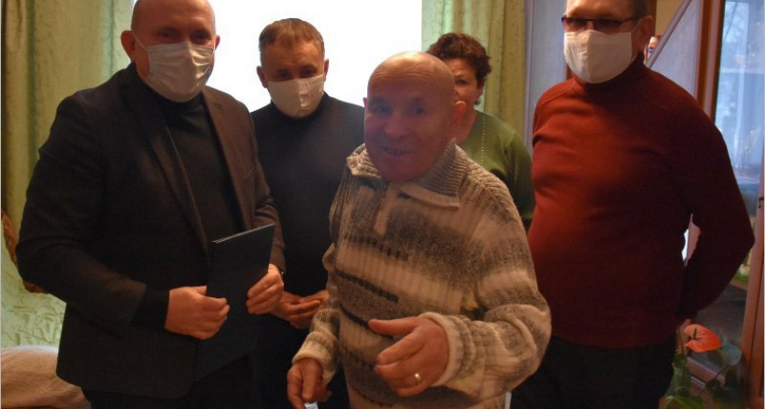 Дятьковский юбиляр-аграрий получил поздравления с 85-летием