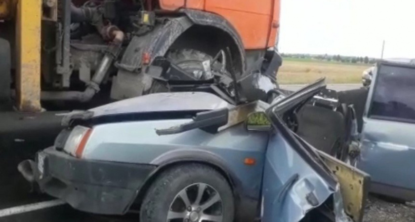 В массовом ДТП под Унечей Брянской области погибли водитель и пассажирка ВАЗа