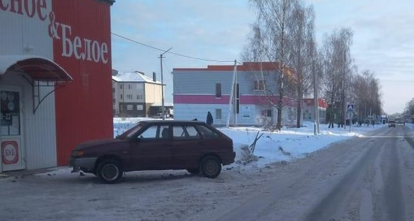 Сходила в магазин: пожилой водитель из Фокино наехал на алкомаркет с покупательницей