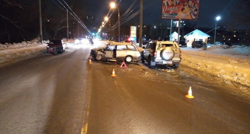 В субботнем автозамесе на Калинина пострадали водитель и пассажир легковушки