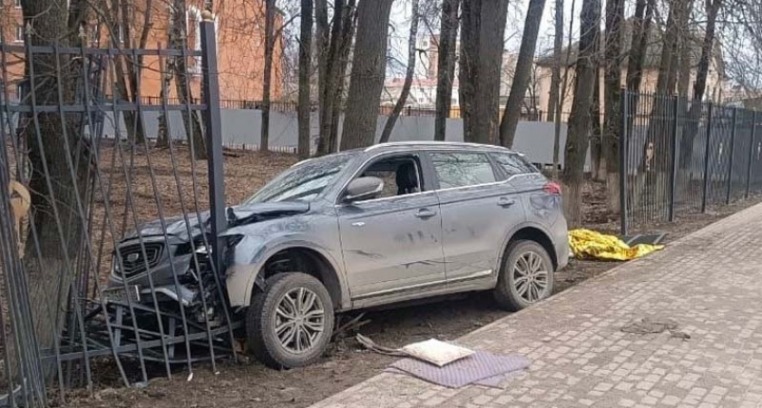 На проспекте Станке Димитрова в Брянске водитель иномарки сбил пенсионерку и въехал в забор