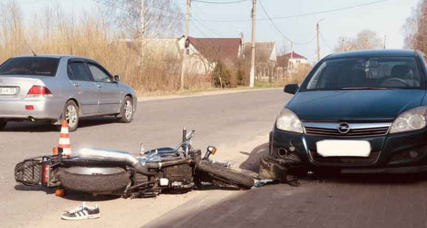 В Новозыбкове в ДТП с двумя иномарками серьезно пострадал мотоциклист