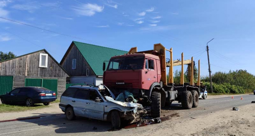 В брянском райцентре Клетня иномарка выехала под КамАЗ, водитель погиб на месте