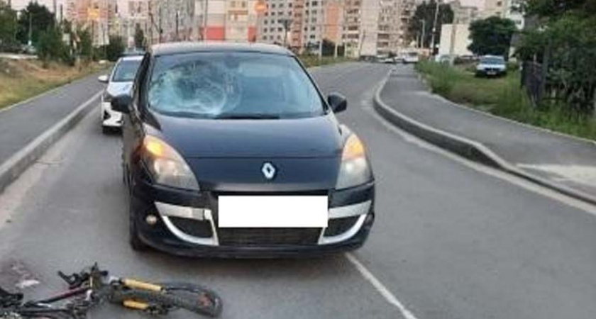 В Брянске иномарка сбила велосипедиста, неожиданно вильнувшего с тротуара на дорогу