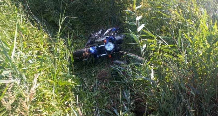Под Погаром «упакованный» мотоциклист улетел в кювет и сломал себе руку