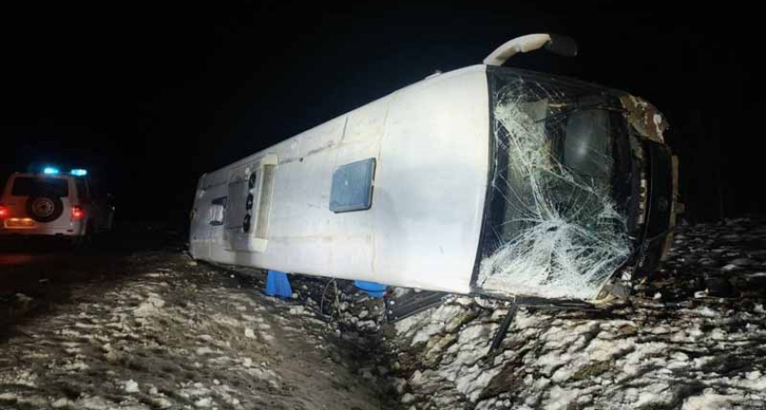 На брянской трассе под Унечей после столкновения с КамАЗом автобус «прилёг» в кювет. Пострадавших нет