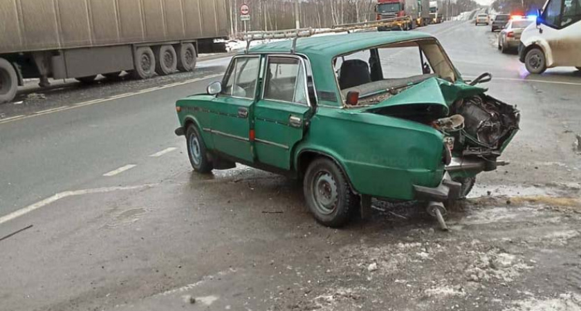 На трассе Р-120 под Дубровкой большегруз снёс «зад» легковушке