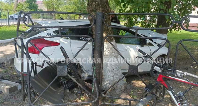 В Брянске автомобиль снес забор школы №19