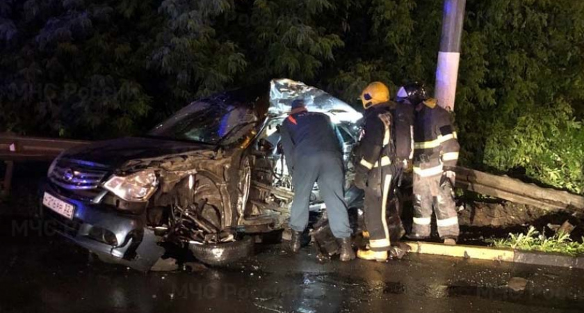 Бензовоз смял несколько легковушек и опрокинулся в кювет у вокзала в Брянске. У водителя — инсульт