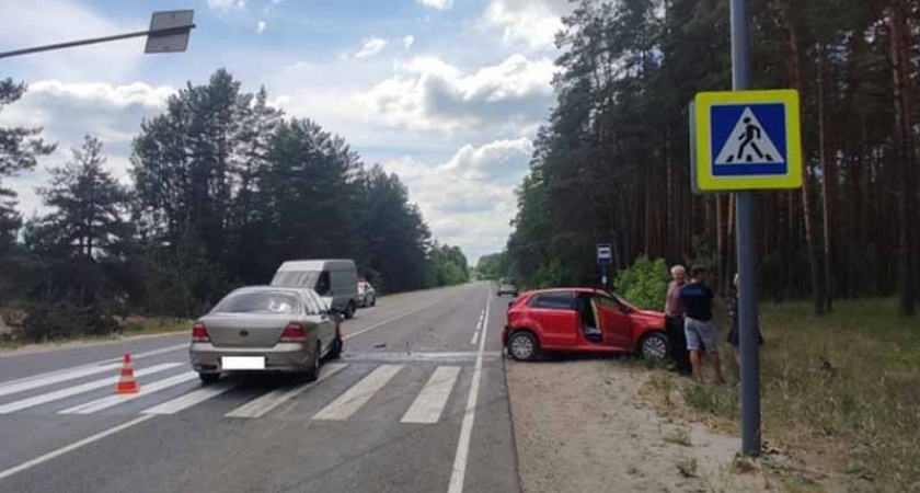 Под Брянском «иномарка» «спланировала» на стоявших на обочине пешеходов