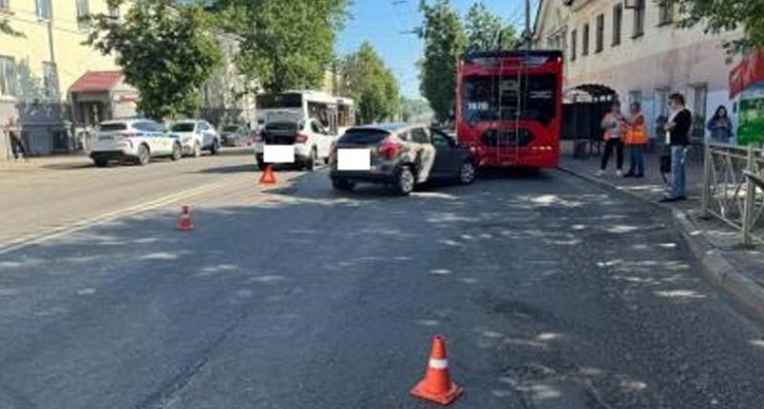В Брянске на Калинина дама на авто «собрала на капот» иномарку и троллейбус
