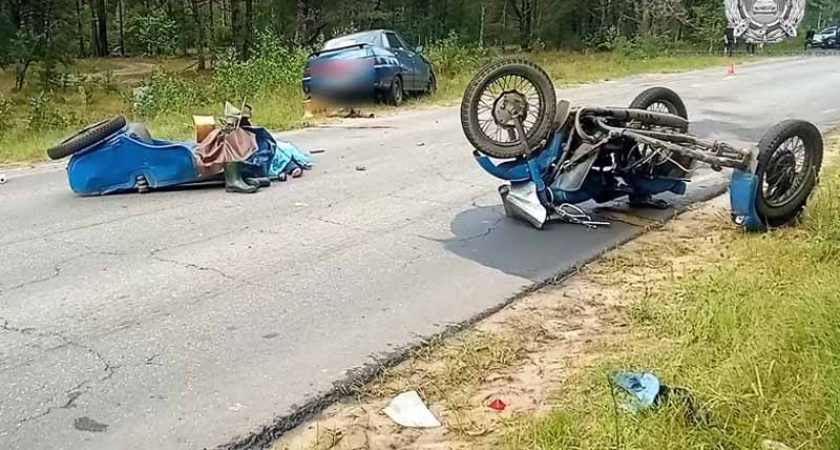 Под Унечей двое пенсионеров на мотоцикле въехали в авто начинающего водителя. Мотоциклист в больнице, его пассажирка погибла