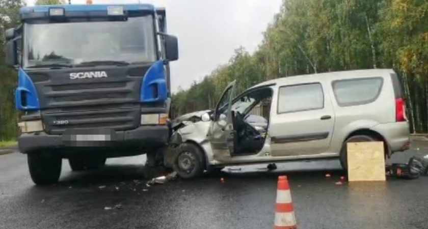 В ДТП под Новозыбковом легковушка «повстречалась» с двумя большегрузами. Водитель погиб