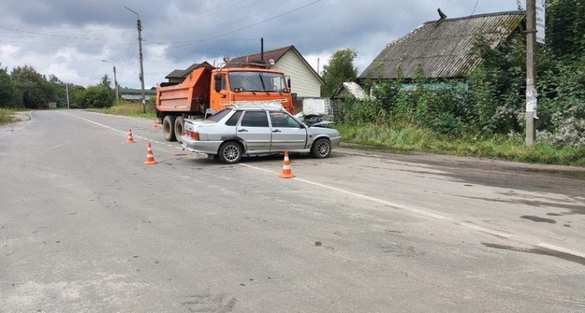 В Клетне легковушка выехала под КамАЗ. Пожилой водитель погиб