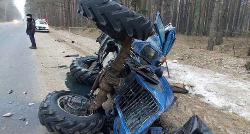 На местной дороге под Климово Lexus догнал трактор. Оба водителя госпитализированы