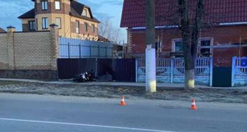 В Брянске на улице Бежицкой серьезно «поломался» мотоциклист