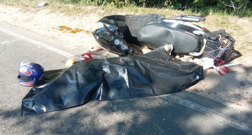 В Унече пенсионер на мопеде въехал в КамАЗ, его пассажирка погибла