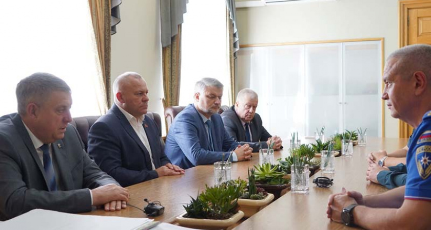 Брянскому губернатору официально представили нового начальника главного управления МЧС по региону