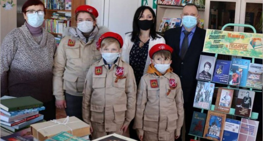 Депутат Брянской облдумы пополнил книжный фонд сельской библиотеки в Красногорском районе