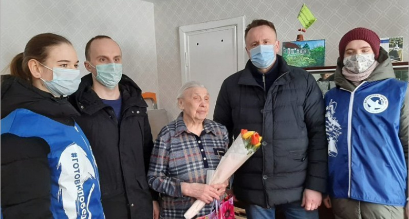 Брянские депутаты и волонтёры поздравили с праздником участниц Великой Отечественной войны