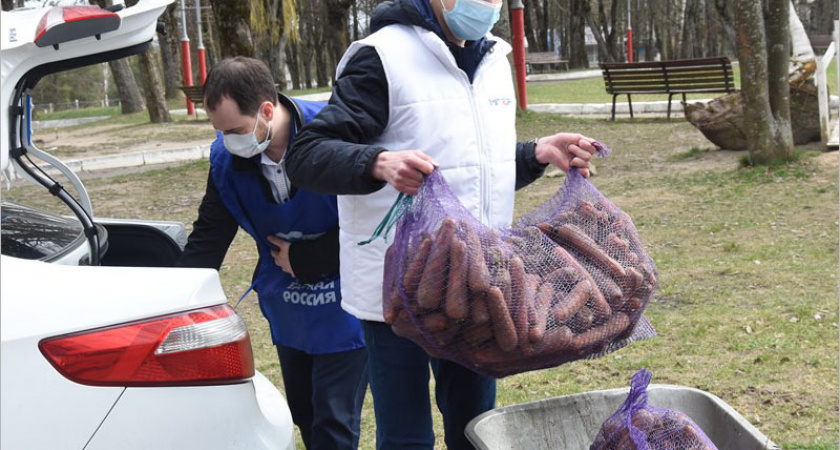 Волонтёры «ЕР» передали овощи для животных из брянского зоопарка
