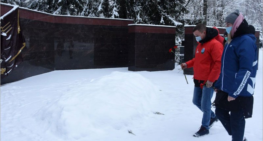 Волонтёры «Единой России» в День неизвестного солдата почтили память защитников Отечества