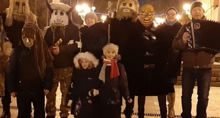 По центру Брянска прогулялись ряженые под гармошку