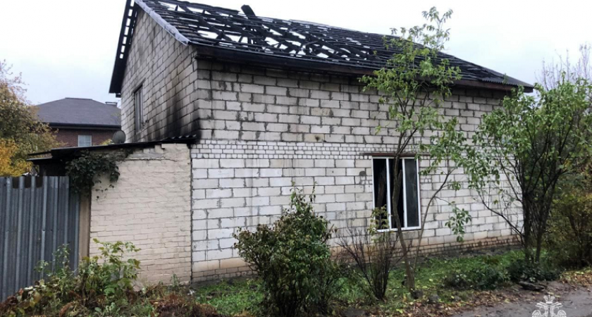 Пожар в Брянске: сгорел дом на «Макаронке», два человека получили ожоги
